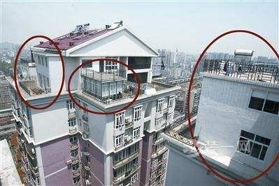 郑州某小区楼顶加盖房屋 物业声称:没事给钱就中